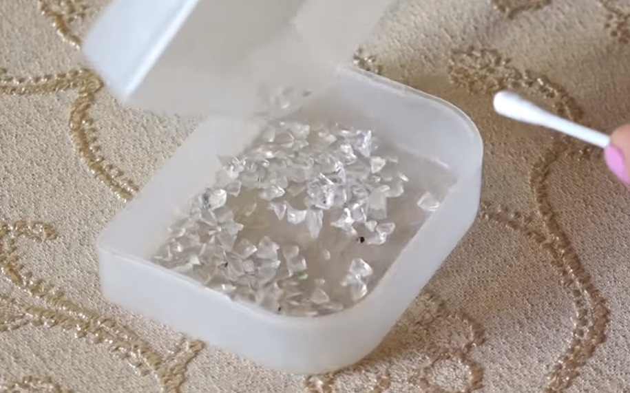 Căn bệnh kỳ lạ khiến cô gái khóc ra "pha lê" - 3