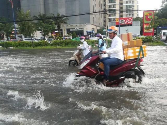 Dân Sài Gòn bì bõm lội nước dù trời không mưa