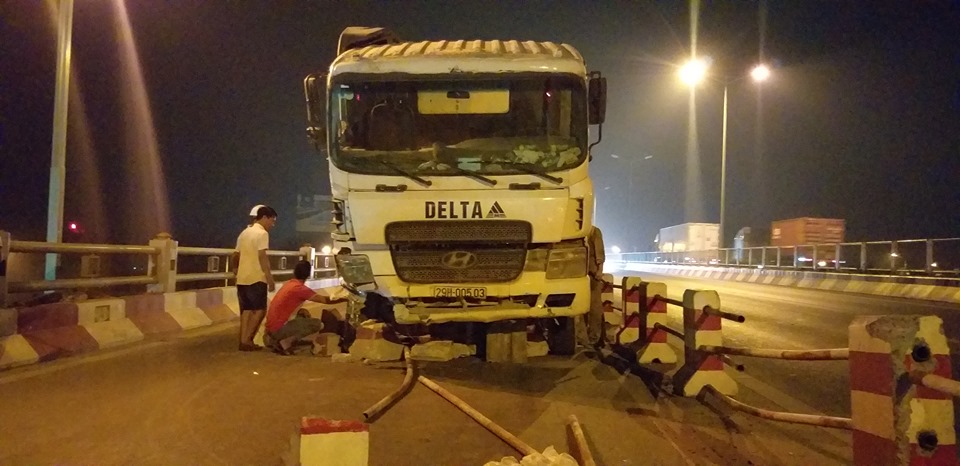 Xe bồn “đại náo” cầu Thanh Trì, nhiều người gặp nạn lúc nửa đêm - 3