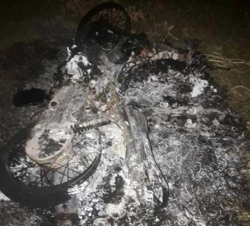 2 đối tượng trộm chó bị người dân vây đánh, đốt xe lúc rạng sáng - 2