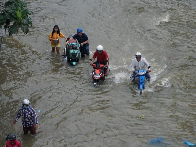“Hà bá” tấn công, Sài Gòn ngập tứ bề như mùa nước lũ ở miền Tây