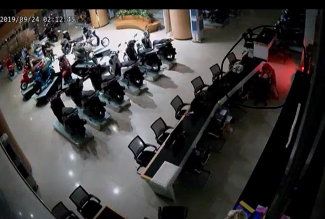 Tên trộm “bóng ma” đột nhập cửa hàng xe máy cuỗm hàng trăm triệu đồng - 2