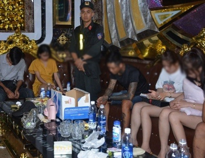 Lại phát hiện hàng chục "chân dài" phê ma túy trong quán karaoke - 2