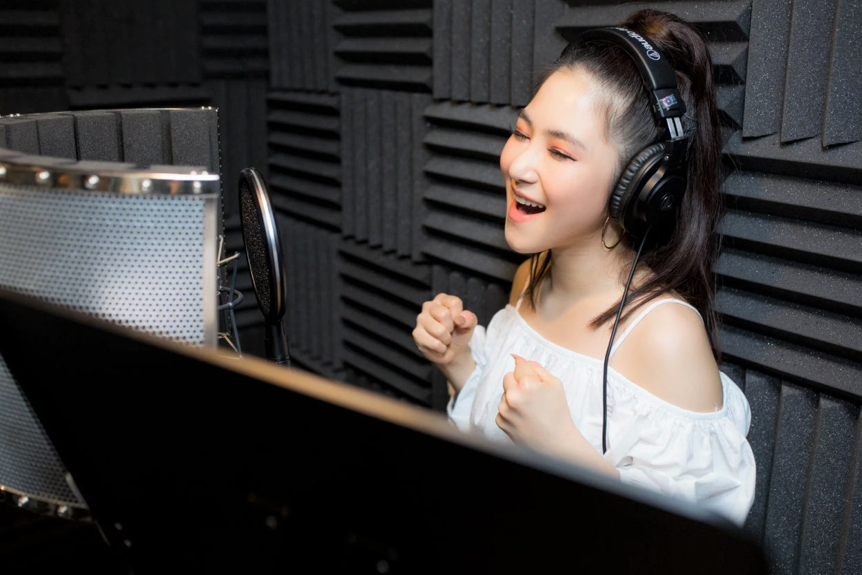 Nữ ca sĩ khóc lóc bỏ về &#34;phá nát&#34; họp báo, Hương Tràm bất ngờ lên tiếng - 1