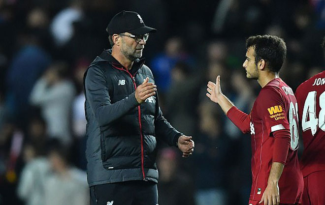 Liverpool nguy cơ mất chiếc cúp đầu tiên vì Klopp "chơi dại", Arsenal chờ hưởng lợi - 2