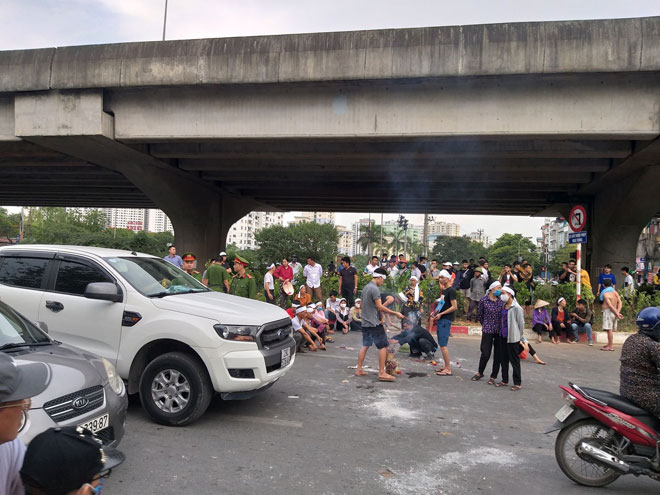 Gia đình cầm di ảnh nạn nhân tai nạn ngồi giữa đường Hà Nội, giao thông ùn ứ - 2