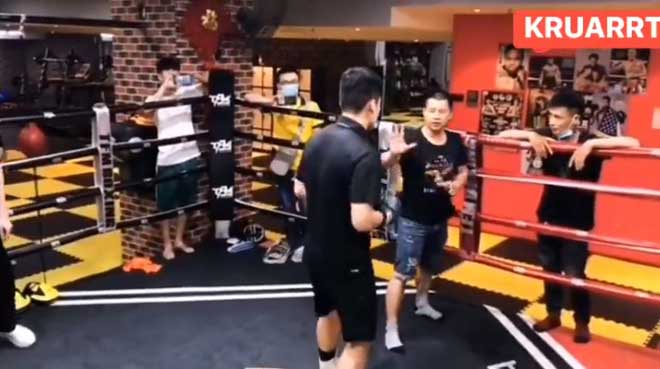 Muốn ăn đấm từ kẻ giỏi nhất lò boxing, võ sư Vịnh Xuân bị 1 đòn &#34;tắt điện&#34; - 1