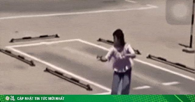 Video: Phì cười cô gái học lùi chuồng ôtô, khua tay như võ mèo