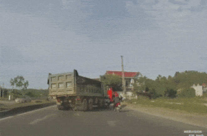 Video: Bị xe tải ép đột ngột, lái xe máy thoát hiểm thần kỳ - 1