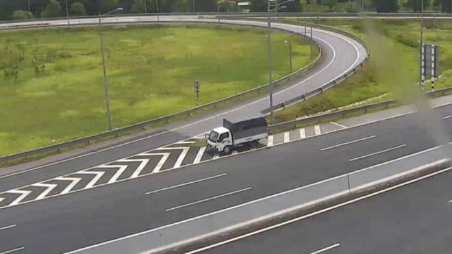 Phạt 17 triệu, tước GPLX 6 tháng tài xế lùi trên cao tốc Hà Nội-Hải Phòng - 1