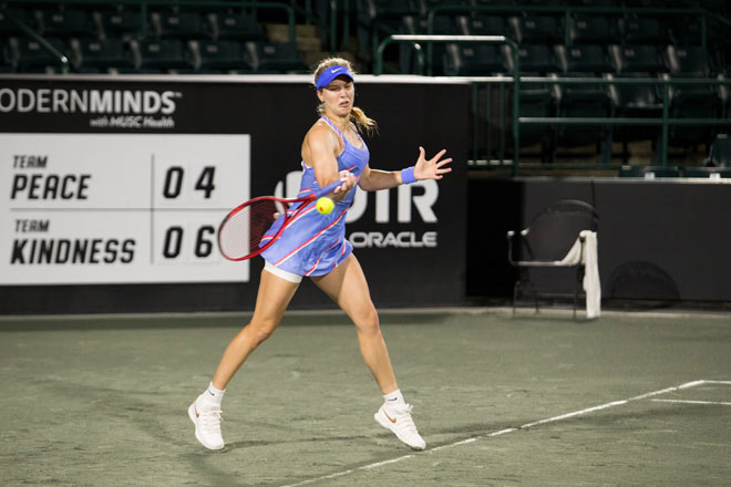 Bouchard cùng 15 kiều nữ “lên núi” chơi tennis như châm chọc Djokovic - 3