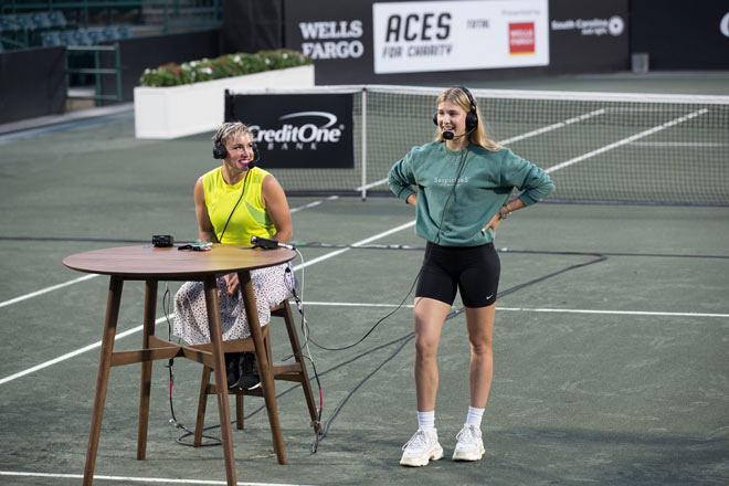 Bouchard cùng 15 kiều nữ “lên núi” chơi tennis như châm chọc Djokovic - 2