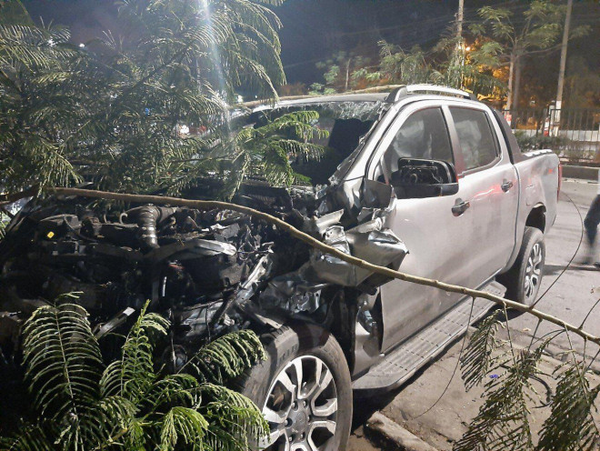 Quảng Ninh: Xe bán tải tông xe tải sang đường, 4 người thương vong - 3