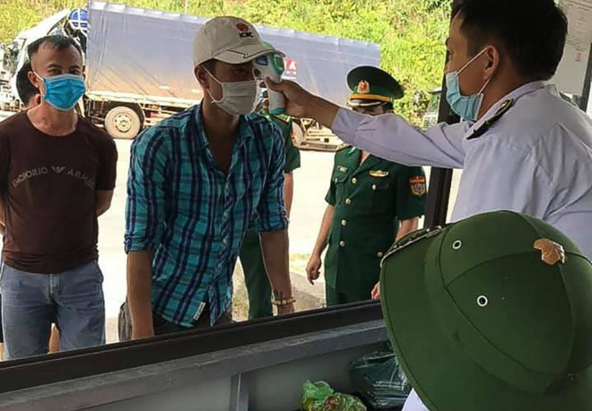 Chui trong hầm xe khách để trốn kiểm tra và cách ly y tế khi qua cửa khẩu - 2