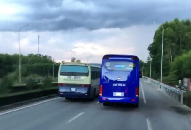 Xác minh clip đoàn xe chở công nhân liên tục cản đường xe chữa cháy - 2