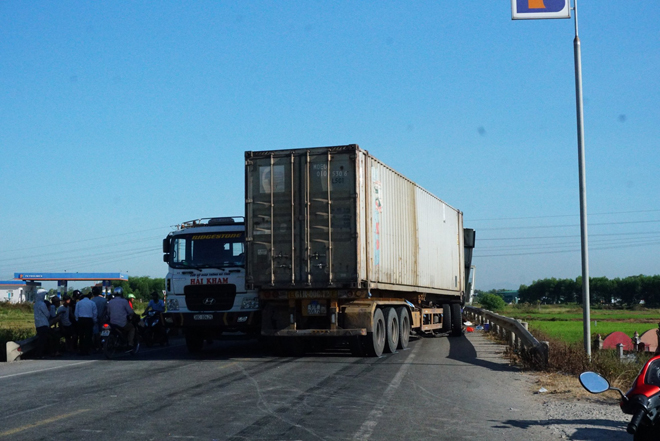 Sau cú đâm trực diện, đầu xe tải và container bị vò nát, 3 người thương vong - 1