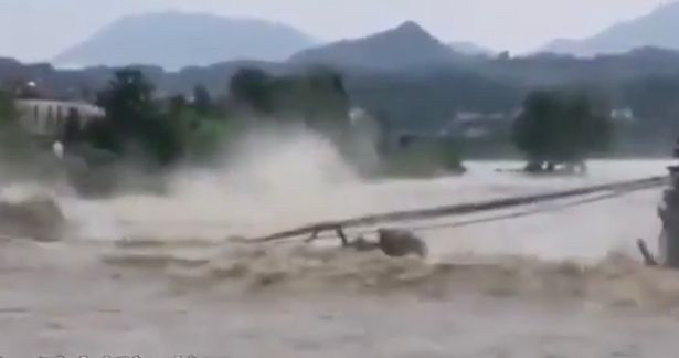 Video: Khoảnh khắc cây cầu cổ 400 năm tuổi đổ sập vì mưa lũ lớn ở Trung Quốc - 1
