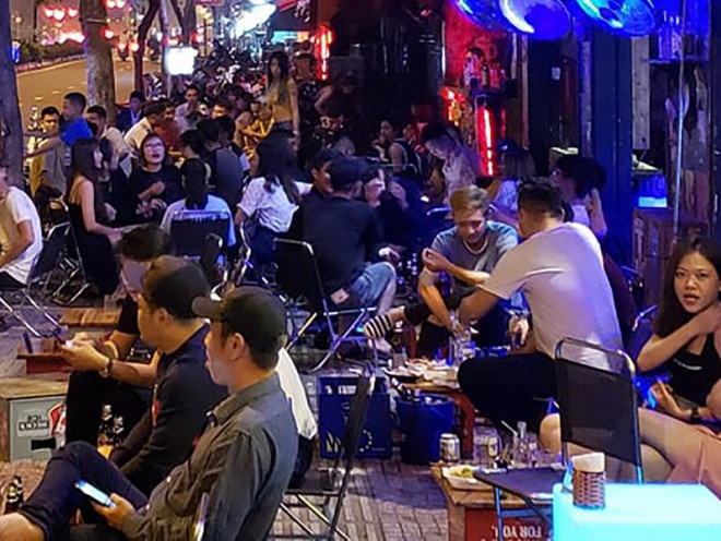 Các beer club tràn ra đường Phạm Văn Đồng - 1