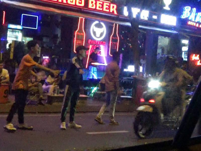 Các beer club tràn ra đường Phạm Văn Đồng - 4