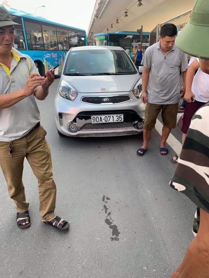 Vượt đèn đỏ, tài xế ô tô tăng ga kéo lê CSGT trên đường - 2