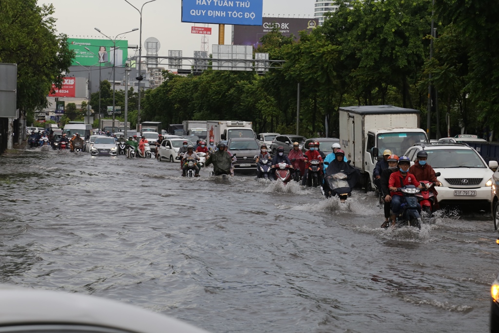 Đường phố Sài Gòn ngập lút bánh xe máy sau cơn mưa 30 phút - 1