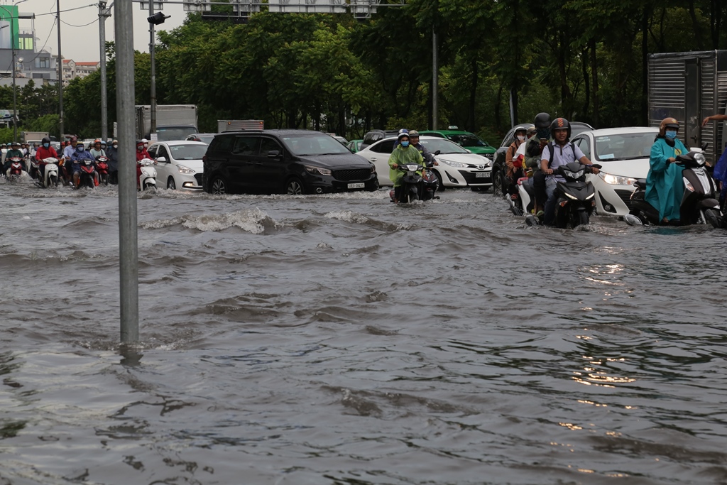 Đường phố Sài Gòn ngập lút bánh xe máy sau cơn mưa 30 phút - 3
