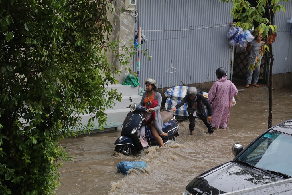 Đường phố Sài Gòn ngập lút bánh xe máy sau cơn mưa 30 phút - 6