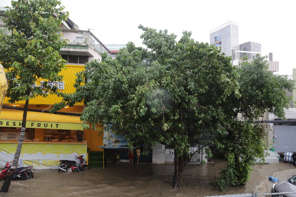 Đường phố Sài Gòn ngập lút bánh xe máy sau cơn mưa 30 phút - 7