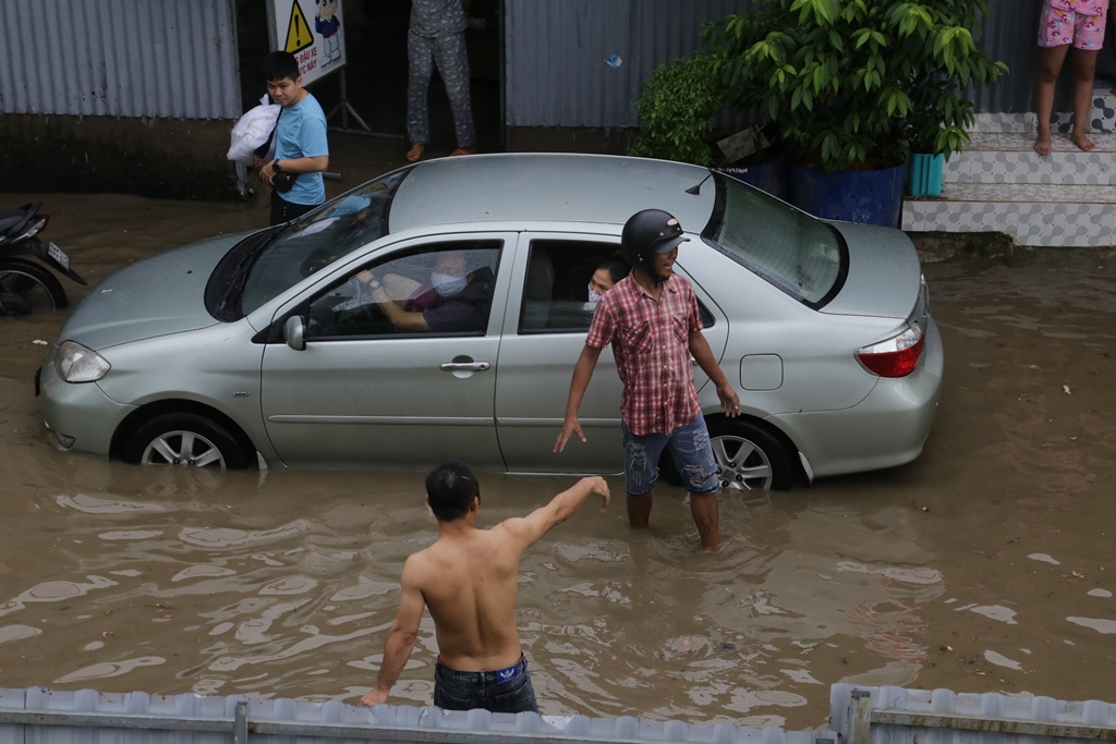 Đường phố Sài Gòn ngập lút bánh xe máy sau cơn mưa 30 phút - 8
