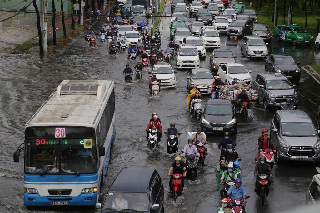 Đường phố Sài Gòn ngập lút bánh xe máy sau cơn mưa 30 phút - 9