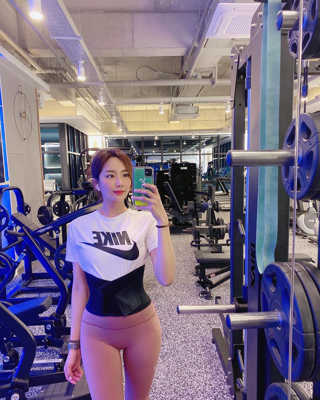 Tiếp viên hàng không xinh đẹp có dáng vóc khiến hành khách ngắm mãi không thôi - 4