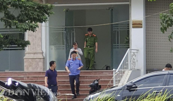 Chùm ảnh: Công an khám nhà riêng anh trai ông chủ Nhật Cường Mobile và trụ sở Công ty Đông Kinh - 3