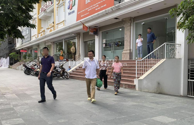 Chùm ảnh: Công an khám nhà riêng anh trai ông chủ Nhật Cường Mobile và trụ sở Công ty Đông Kinh - 4