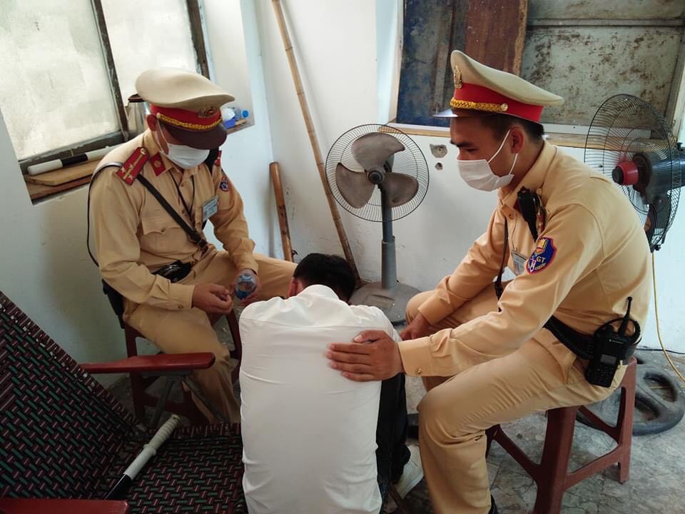 Tin tức 24h qua: CSGT dùng còng số 8 cứu nam thanh niên - 1