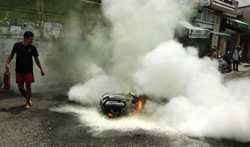 Cô gái nhảy khỏi xe đang bốc cháy trên phố Sài Gòn - 2