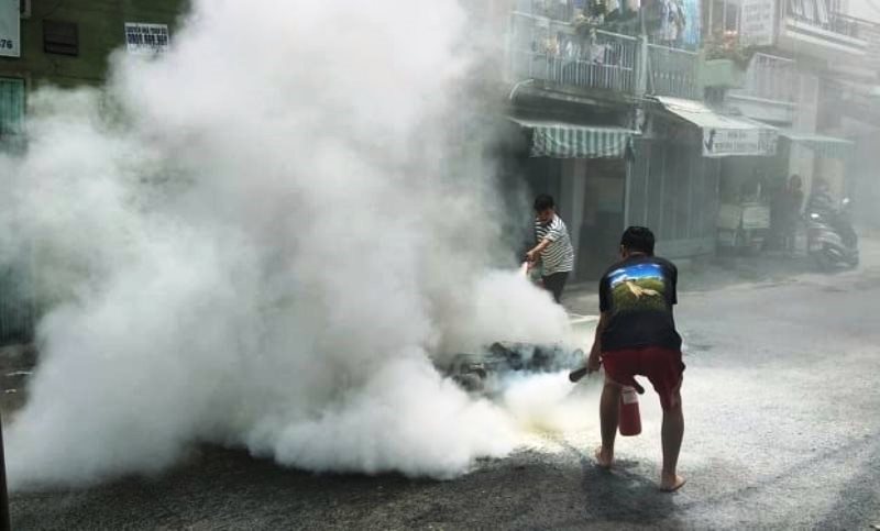 Cô gái nhảy khỏi xe đang bốc cháy trên phố Sài Gòn - 3