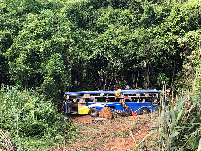 Hiện trường vụ tai nạn thảm khốc xe khách rơi xuống vực, 5 người chết ở Kon Tum - 2
