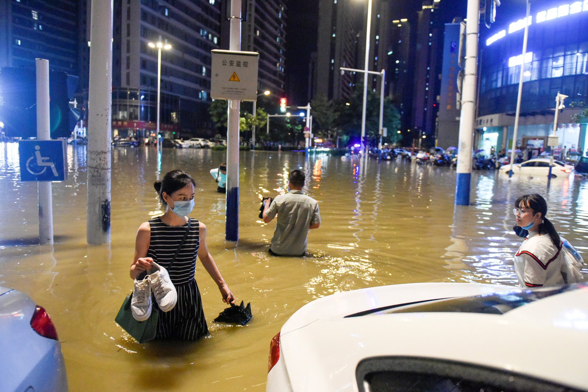 Trung Quốc thiệt hại bao nhiêu khi mưa lũ và nguy cơ vỡ đập? - 1