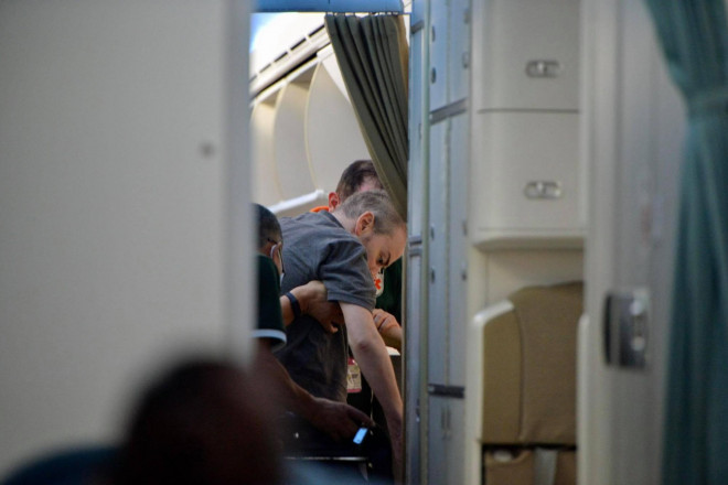 Những hình ảnh phi công người Anh trên siêu máy bay rời Việt Nam về nước - 2