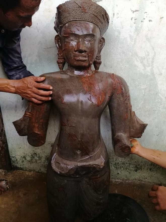 Nhiều người kéo nhau đi… lạy bức tượng đá gãy tay, chân - 1