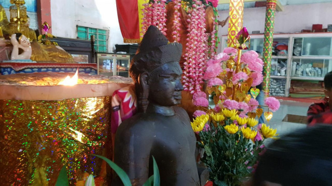 Nhiều người kéo nhau đi… lạy bức tượng đá gãy tay, chân - 4