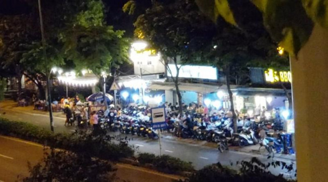 Quán nhậu lấy lòng đường Phạm Văn Đồng làm nơi giữ xe - 2
