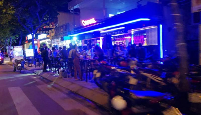 Quán nhậu lấy lòng đường Phạm Văn Đồng làm nơi giữ xe - 4