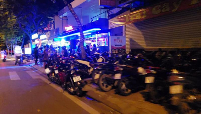 Quán nhậu lấy lòng đường Phạm Văn Đồng làm nơi giữ xe - 3