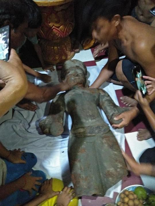 Nhiều người kéo nhau đi… lạy bức tượng đá gãy tay, chân - 2