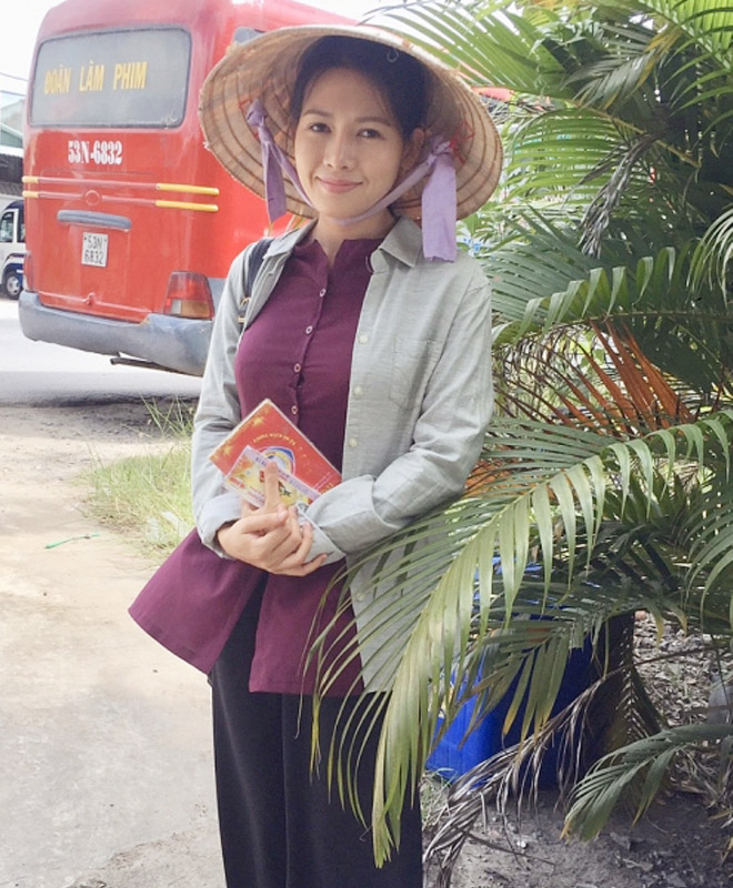 "Mẹ ghẻ" Văn Phượng tung bộ ảnh cực nóng, "thả vòng 1" với áo xẻ sâu hun hút - 1