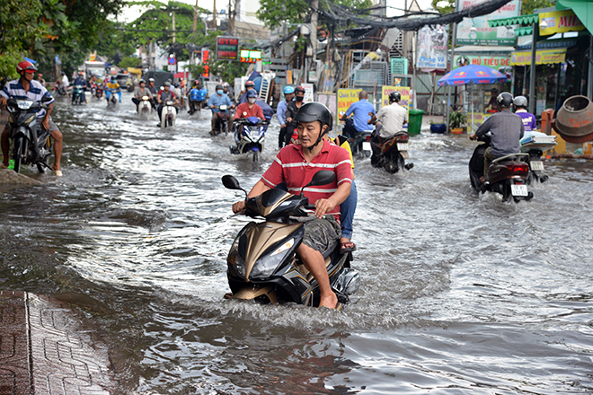 Người Sài Gòn ngã nhào trên đường ngập sau cơn mưa trút nước - 11