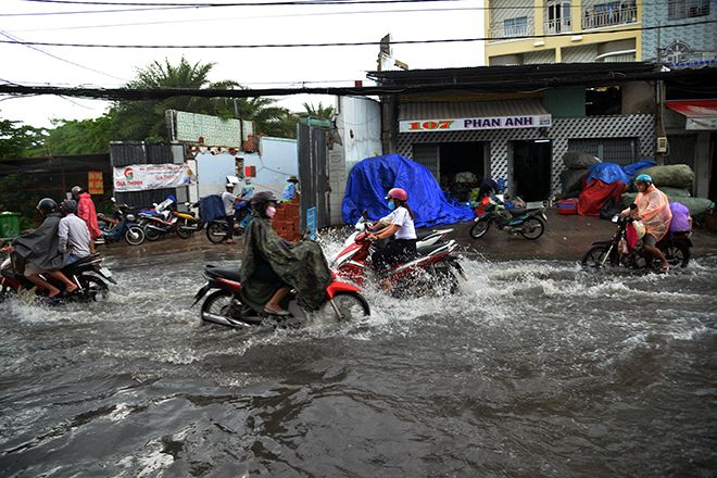 Người Sài Gòn ngã nhào trên đường ngập sau cơn mưa trút nước - 2