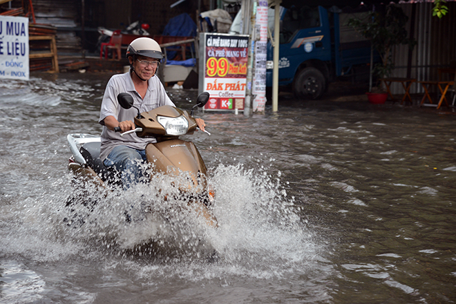 Người Sài Gòn ngã nhào trên đường ngập sau cơn mưa trút nước - 4