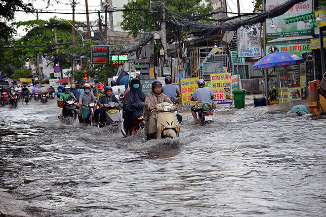 Người Sài Gòn ngã nhào trên đường ngập sau cơn mưa trút nước - 8